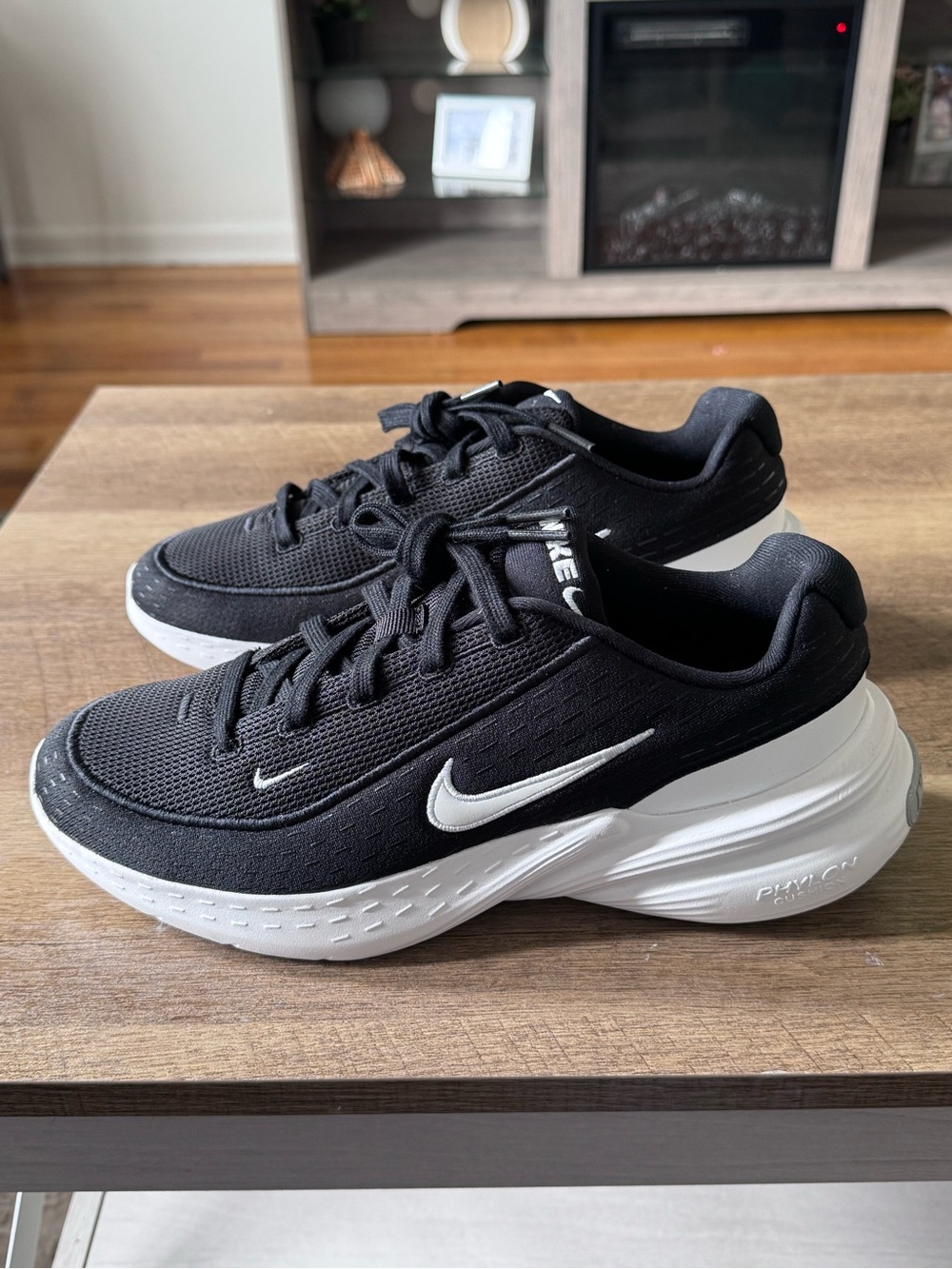Nike Black & White Cushioned Mesh Trainers - Picture 1 of 14